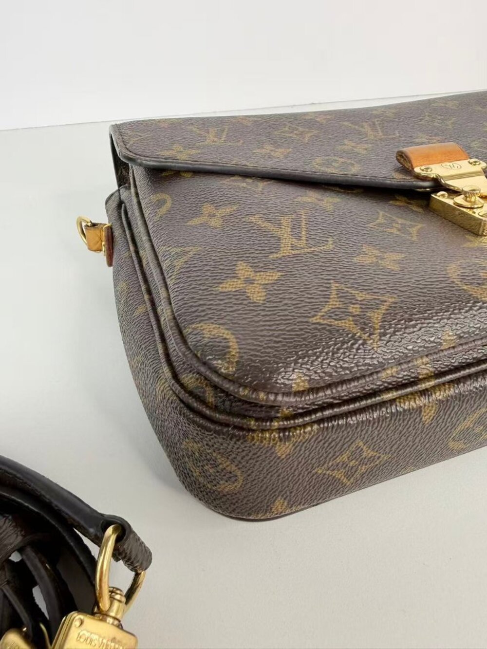 Louis Vuitton Pochette Metis - Picture 7 of 13
